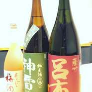 繊細な料理に寄り添う日本酒や焼酎は、信頼のおける酒店にセレクトを一任。ほかにも、ワインやカクテルなども豊富に揃っています。注ぎ方にこだわった生ビールは、きめ細やかな泡が自慢で女性からも人気があるそう。