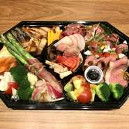 外出自粛で外食を控えてる皆様だと思いますが、たまにはお店の味を食べたくなりませんか？これさえあれば、食卓が華やかになります！人数にも対応致します。写真は縦25㎝、横36㎝で、6,000円。