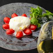 野菜や肉など、料理でつかう食材は、おいしさと安全にこだわりを持ち仕入れを行っています。産地や生産者など、仕入れ元がハッキリしている食材のみをつかい、全て手づくりの料理を提供しています。