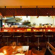 城北駅から徒歩2分に位置する隠れ家的な店。店内はカウンター席もあり、普段使いのデートにもおすすめ。個室もあるので記念日などは、人目を気にせず、素敵なひとときを過ごせるのもポイントです。