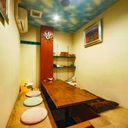 店内には個室も用意されています。恋人や家族との記念日はもちろん、会社の同僚などとの食事会など、使い方は自由自在。ワイン片手に語りあえる、大人が楽しめるイタリア料理店です。