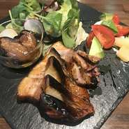 当店では消毒液、換気、検温、アクリル板でコロナ対策しております。人数が多くなるようであれば席を離したり可能ですので、お気軽にご相談下さいませ。