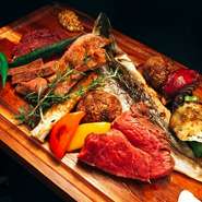 その日のオススメのお肉や魚介、野菜を詰め込んだ迫力満点の自慢の一品です。
※提供にお時間かかりますので、ご予約がオススメです。
