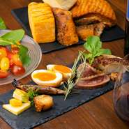 産地や生産者など、仕入れ元がハッキリしている食材のみをつかい、素材に適した燻方で長時間かけてじっくりと燻製。定番から変わりダネまで自慢の燻製を盛り合わせで楽しめる一品です。