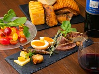 産地や生産者など、仕入れ元がハッキリしている食材のみをつかい、素材に適した燻方で長時間かけてじっくりと燻製。定番から変わりダネまで自慢の燻製を盛り合わせで楽しめる一品です。