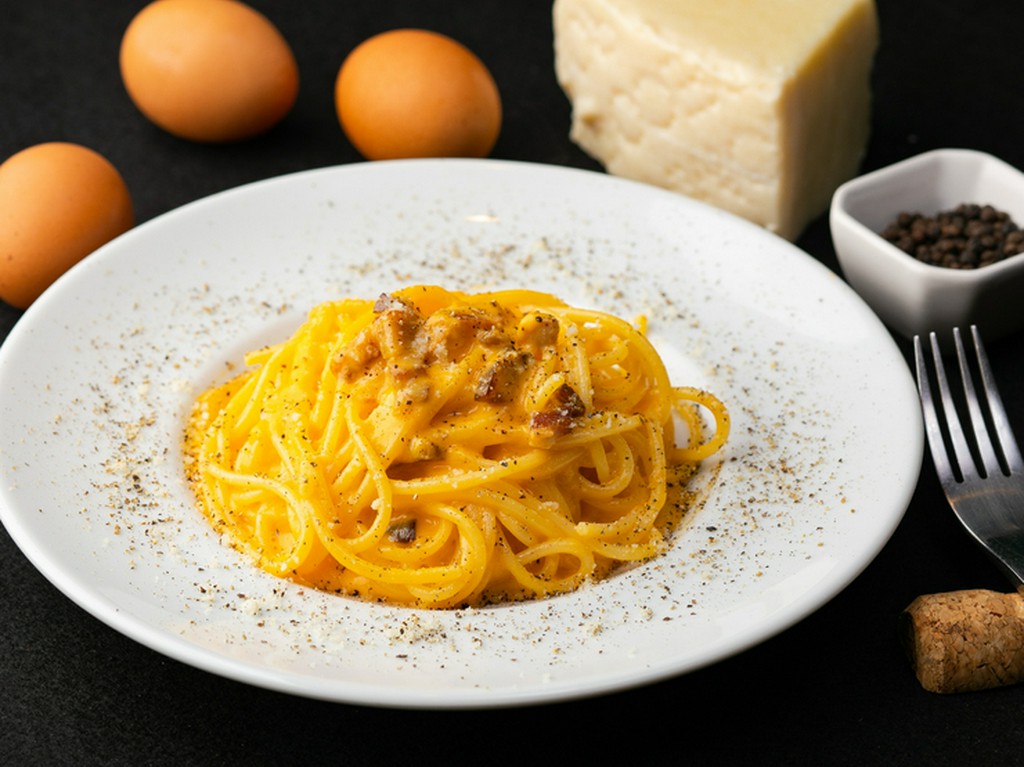 2種類のチーズと卵のコクが濃厚なカルボナーラ『ローマ風カルボナーラ』