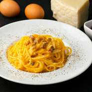 カルボナーラとはイタリア語で「炭焼き職人風」。2種類のチーズや厳選した卵など、使用する食材にこだわった「炭焼き屋さん」の濃厚なカルボナーラに仕上がっています。