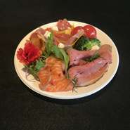 昨年好評だった母の日オードブル、今年もやりまーす♪メインに自家製スモークサーモン、生ハム、ローストビーフを豪華に食卓を飾ります。お母さんきっと喜びます。ご予約はお早めに。