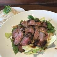 サラダ・牛ステーキ丼