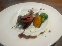 厳選した食材のシェフおまかせコース。メインは牛ステーキ、ヒトサラご予約限定です。