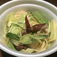 ・シチリア産アンチョビとキャベツのパスタ￥900
・ガーリック×ガーリック￥1000
・アマトリチャーナ(タマネギとパンチェッタのトマト)　　　　　
　￥1100
・たっぷり燻製チーズのクリームソース￥1800
・アラビアータ(辛口トマトソース)￥1200
・イタリア産プロシュートとパルミジャーノのクリームソ　　　
ース￥2000
・ペスカトーラ・ビアンコ(ペペロンチーノ）￥2200
・ペスカトーラ・ロッソ(トマトソース)￥2400
