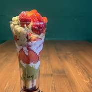 BABBIのピスタチオペーストを使ったムースとクリームを旬な苺と合わせた季節限定パフェを是非お試しください