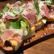 【フォカッチャピザ】
・自家製スモークチーズと豚肉の燻製 ￥1200
・プロシュートとパルジャミーノチーズのサラダピザ ￥1700
・マルゲリータ ￥1100
・4種のチーズ‟クアトロフォルマッジォ” ￥1900
・自家製スモークのバジルソース￥1300
【メイン】
・牛イチボ肉￥1700/100g
・豚肩ロース￥1600
・ 肉盛りスペシャル(前日まで)￥5800
・炭焼きilSPAZIO盛り（前日まで)￥4500
・若鶏ガーリック￥800
・仔羊骨付き肉￥1800
