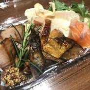 【燻製】
・燻製の盛り合わせ￥1200
・一人用　燻製の盛り合わせ￥700
・厚切りベーコン￥800
・サバの燻製￥500
・若鶏の燻製￥700

【パン】
・丸パン ￥200
・フォカッチャ ￥100
・タプナードソース ￥600（2瓶 ￥1100）

【ドレッシング】
・自家製ilSPAZIOドレッシング&yen;750