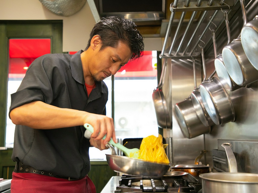 カウンター越しの優しい接客。アットホームな雰囲気を大切に