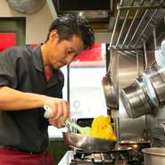 一歩中に入るとアットホームな空間が広がり、まるで昔からの知り合いの家に来たような居心地のよさを感じさせてくれる店内。店主によるカウンター越しの優しい接客は、気持ちをホッとさせてくれます。