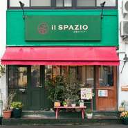 アストラムライン城北駅から徒歩2分。イタリア料理店らしく赤・緑・白でデザインされた店構えが特徴です。旬の食材でつくるイタリア料理と料理によく合うワインを味わいながら、のんびり過ごすことができます。