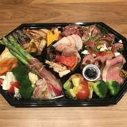 税、容器代込み込みでなんと6,000円‼︎
大きさは横36㎝、縦25㎝の容器に入れてます。
