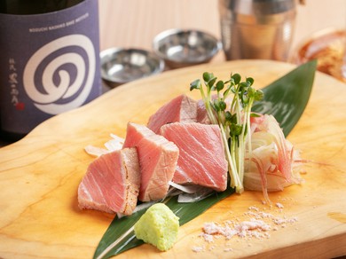 ペアリングも楽しめる。全国から選び抜かれた美酒に酔いしれる