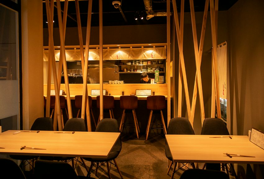 落ち着いた雰囲気の中で、マイペースにゆるりと過ごせる焼鳥店