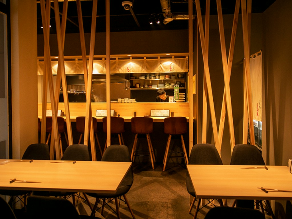 落ち着いた雰囲気の中で、マイペースにゆるりと過ごせる焼鳥店