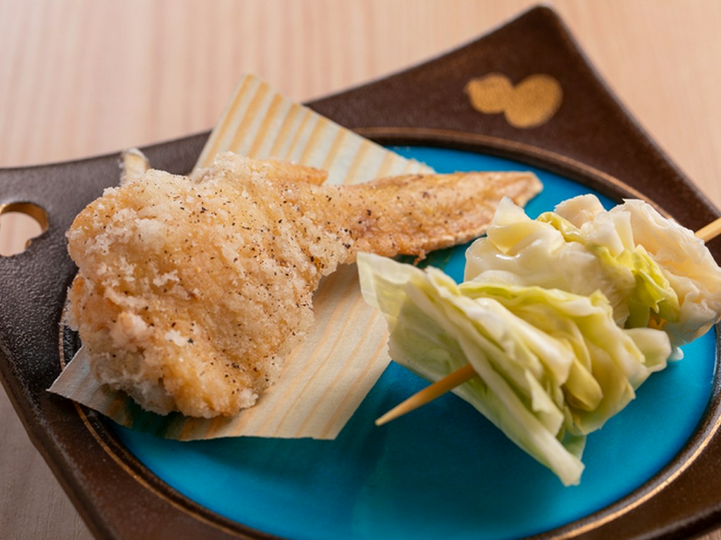 濃いめの味付けがクセになる『伊達鶏の手羽唐揚と甘酢キャベツ』