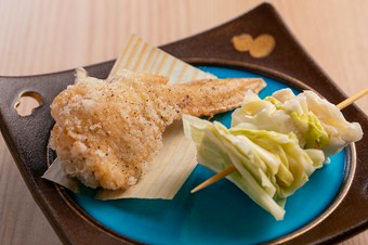濃いめの味付けがクセになる『伊達鶏の手羽唐揚と甘酢キャベツ』
