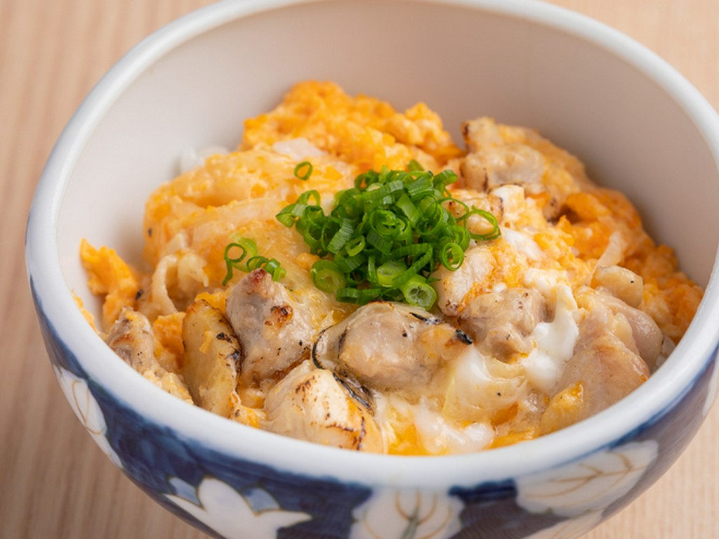噛み締めた瞬間に、芳しい香りが鼻腔をくすぐる『おやこ丼』