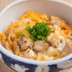 噛み締めた瞬間に、芳しい香りが鼻腔をくすぐる『おやこ丼』