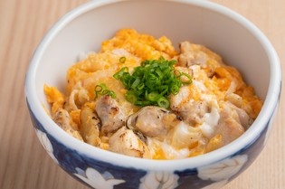 噛み締めた瞬間に、芳しい香りが鼻腔をくすぐる『おやこ丼』