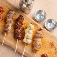 福島のブランド肉「伊達鶏」を仕入れ。程よい歯応えがあり、コク深い濃厚な肉の旨味を感じられます。焼鳥では絶妙な火加減で焼き上げ、“肉のおいしさ”を凝縮させています。