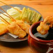 大阪名物の串カツを自家製のだし醤油でいただきます。野菜や肉、海鮮などの盛り合わせとなり、揚げ物がすこし重たいと感じる人にも、さっぱりとした味で食べやすいと好評。串カツは1本から注文可能です。