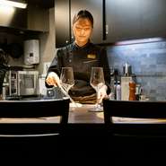 目の前でシェフが調理いたします。 