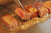 特選A5ランクの黒毛和牛は、神戸ビーフ(KOBE BEEF)や松阪牛と同じ但馬の血統。旨みが強く、香り高いものを厳選しています。
お時間が無い方、小食の方に特におすすめのディナーです。