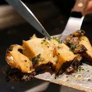 当店のスペシャリテを堪能できるコース。贅沢にまるごと一つ提供される鮑のステーキは、一度食べたら忘れられないシェフ特製のトリュフやポルチーニを使った7種のキノコのソースでお召し上がりいただきます。 