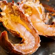 生きたまま豪快に鉄板で調理します。甘くてぷりっぷり、とろりと甘い大きな身はバター風味でお召し上がりいただきます。〆には伊勢海老のお出しがたっぷり詰まったお味噌汁を。まさに、一期一会のおいしさです。 