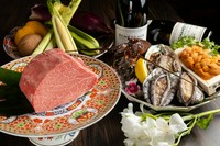 特選黒毛和牛(但馬牛)、活け鮑、オマール海老、フカヒレの姿煮が楽しめる超豪華なコース。特選A5ランクの黒毛和牛は、神戸ビーフや松阪牛と同じ但馬の血統。旨みが強く、香り高いものをシェフが厳選しています。