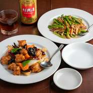 唐辛子が入りで旨辛の『辣子鶏』は、一度食べるとクセになるおいしさです。シャキシャキと歯触りの良いニンニクの芽がたっぷり入った『ニンニクの芽の豚肉炒め』は、お酒がどんどん進みます。