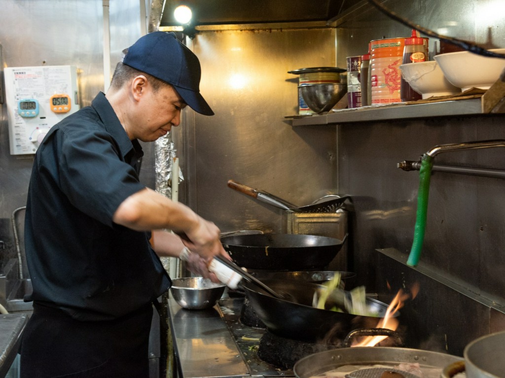 見事な鍋さばきの料理人