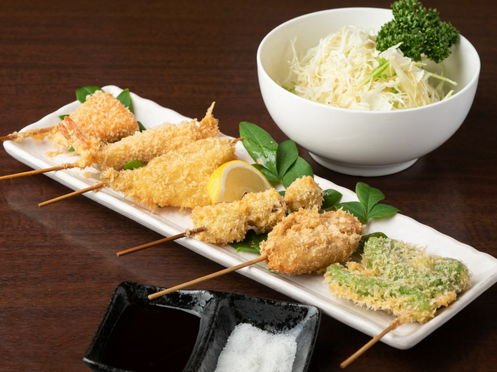 さっくり衣の大ボリューム！ 1本で食べごたえある『串カツ』