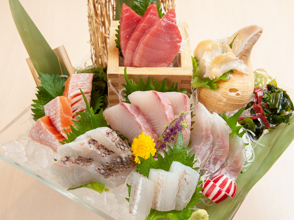 贅沢な演出と共に届けられる『旬のお刺身盛り合わせ』