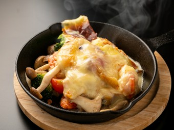 目の前でスタッフが直接かける迫力満点の『ラクレットチーズ』