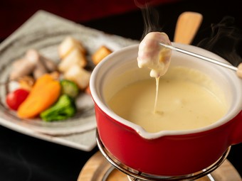 豊富な具材が魅力の『チーズフォンデュ』