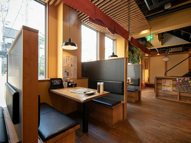 日の光あふれる明るい店内は雰囲気もよく居心地抜群