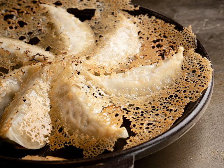 ここでしか味わえない“お好み焼き粉”の羽根！『鉄板　羽根つき餃子』