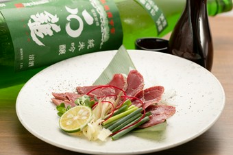 意外にクセが少なく、どんな方でも楽しめる一番人気『ダチョウのたたき』