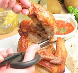 鶏の半身を丸ごと24時間特製の出汁に漬けこんだ逸品。じっくり時間をかけて揚げることで、皮はパリッと中はジューシーに仕上がります♪