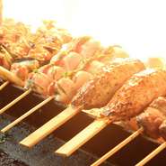 朝に〆た新鮮な鶏を使用した炭火やきとり。鮮度がいいからこそ味わえるジューシーな焼鳥を炭火で丁寧に焼きあげます。