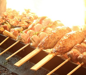 毎日、朝絞めの鶏を使用した『炭火やきとり』