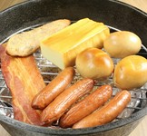 その日オススメ食材を桜チップでスモーク。たまご、チーズ、ししゃも、いぶりがっこなどなど。お酒との相性はいうまでもなく抜群です。